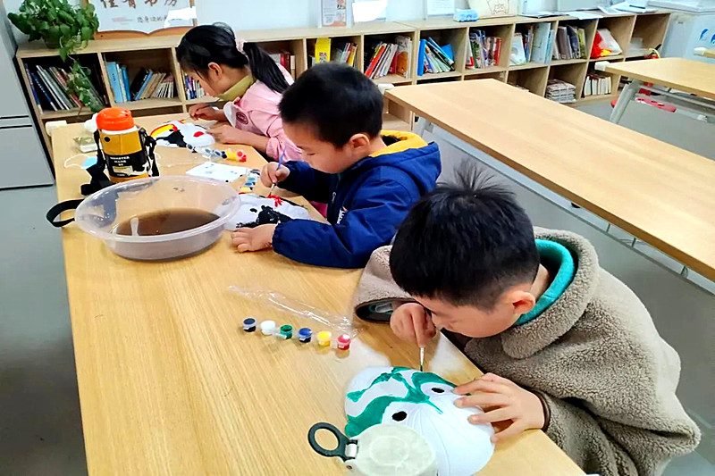 1735094933116089.jpg 江苏省南京市鼓楼区华阳佳园社区关工委联合开展“流光溢彩,京韵悠长”创意脸谱手绘活动(2).jpg