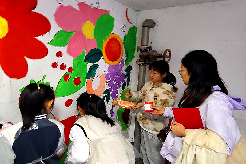 江苏省南京市浦口区盘城社区关工委联合开展“童绘美好社区，共筑幸福家园”活动(2).jpg