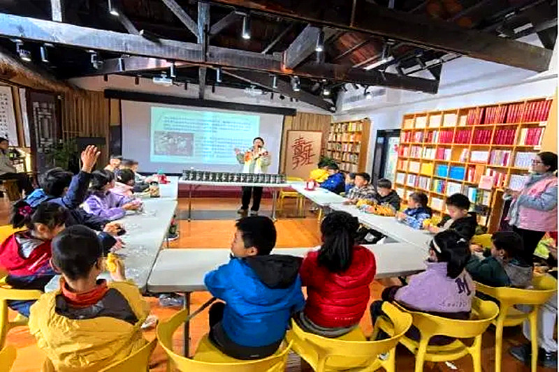1735169136973420.jpg 江苏省南京市玄武区梅园新村社区关工委开展“‘职’引方向,逐梦未来”青少年职业体验活动(1).jpg