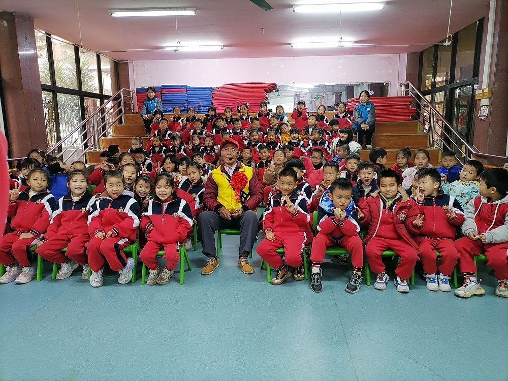 1735202153424990.jpg “五老”志愿者覃爷爷和小朋友合影,共同朗诵红色诗词1.jpg