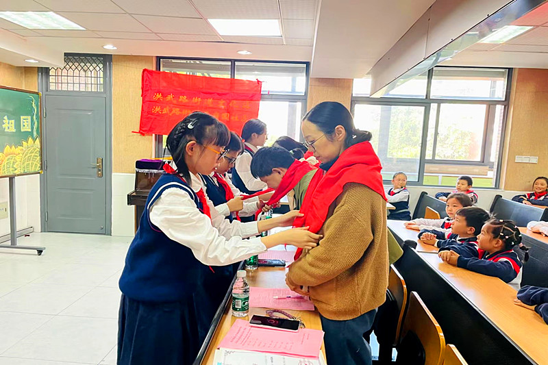 1735230892854568.jpg 江苏省南京市秦淮区王府园社区召开“红领巾爱祖国,慧园娃乐成长”少先队员代表大会(1).jpg
