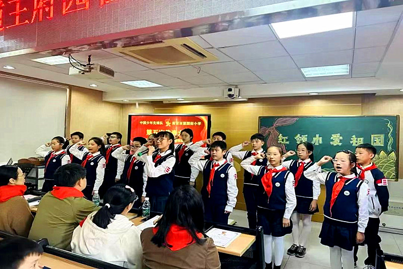 1735230901202056.jpg 江苏省南京市秦淮区王府园社区召开“红领巾爱祖国,慧园娃乐成长”少先队员代表大会(2).jpg