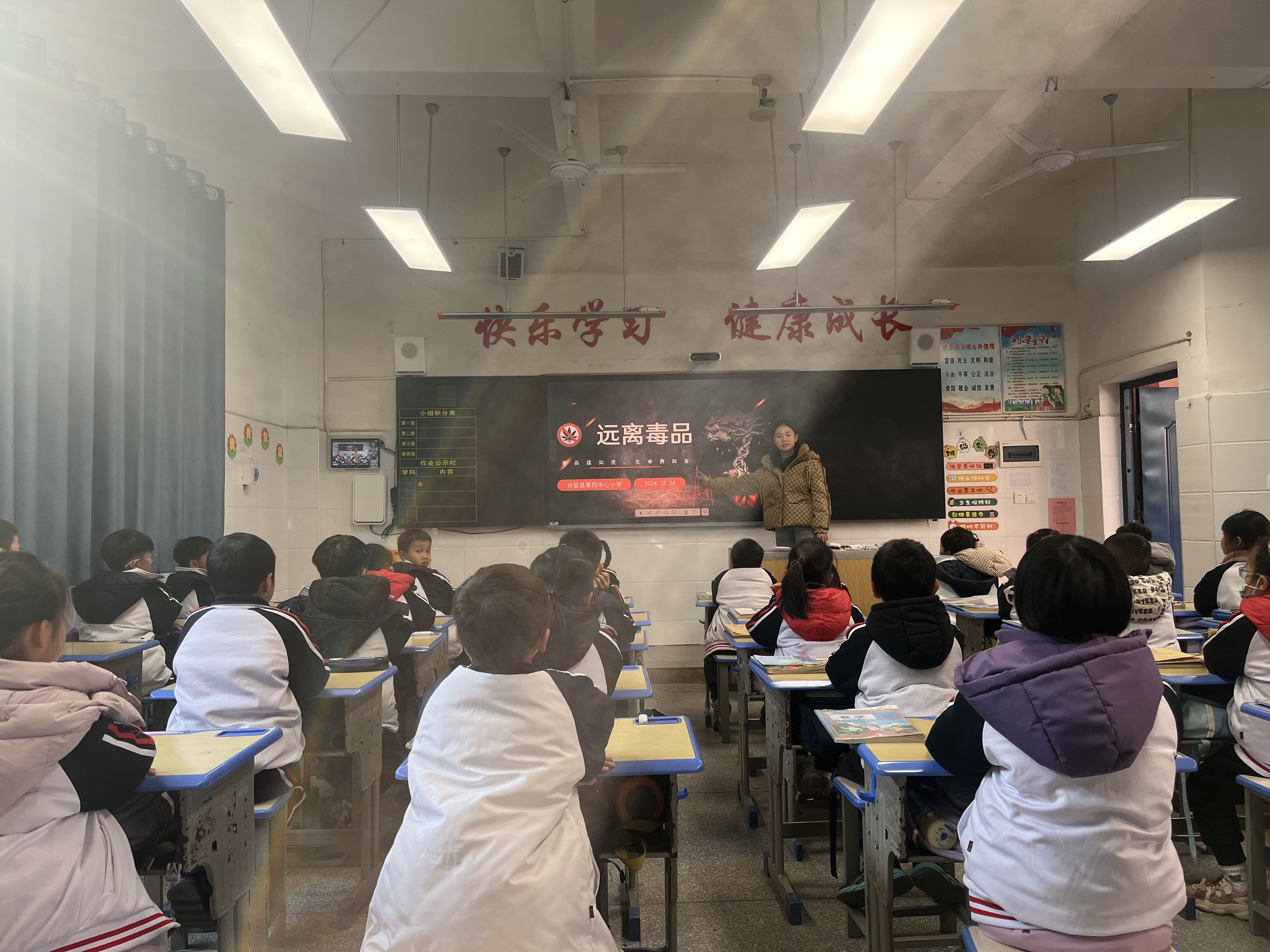 1735263434376348.jpg 1学校动态照片_爱奇艺.jpg