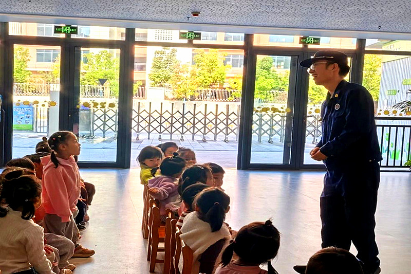 1735348105934173.jpg 江苏省南京市秦淮区光华路街道紫杨佳园社区开展“我当消防小卫士”消防安全教育活动(4).jpg