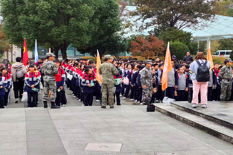 江苏省南京市高淳区固城中学关工委组织师生走进中山植物园开启亲近大自然之旅(1).jpg