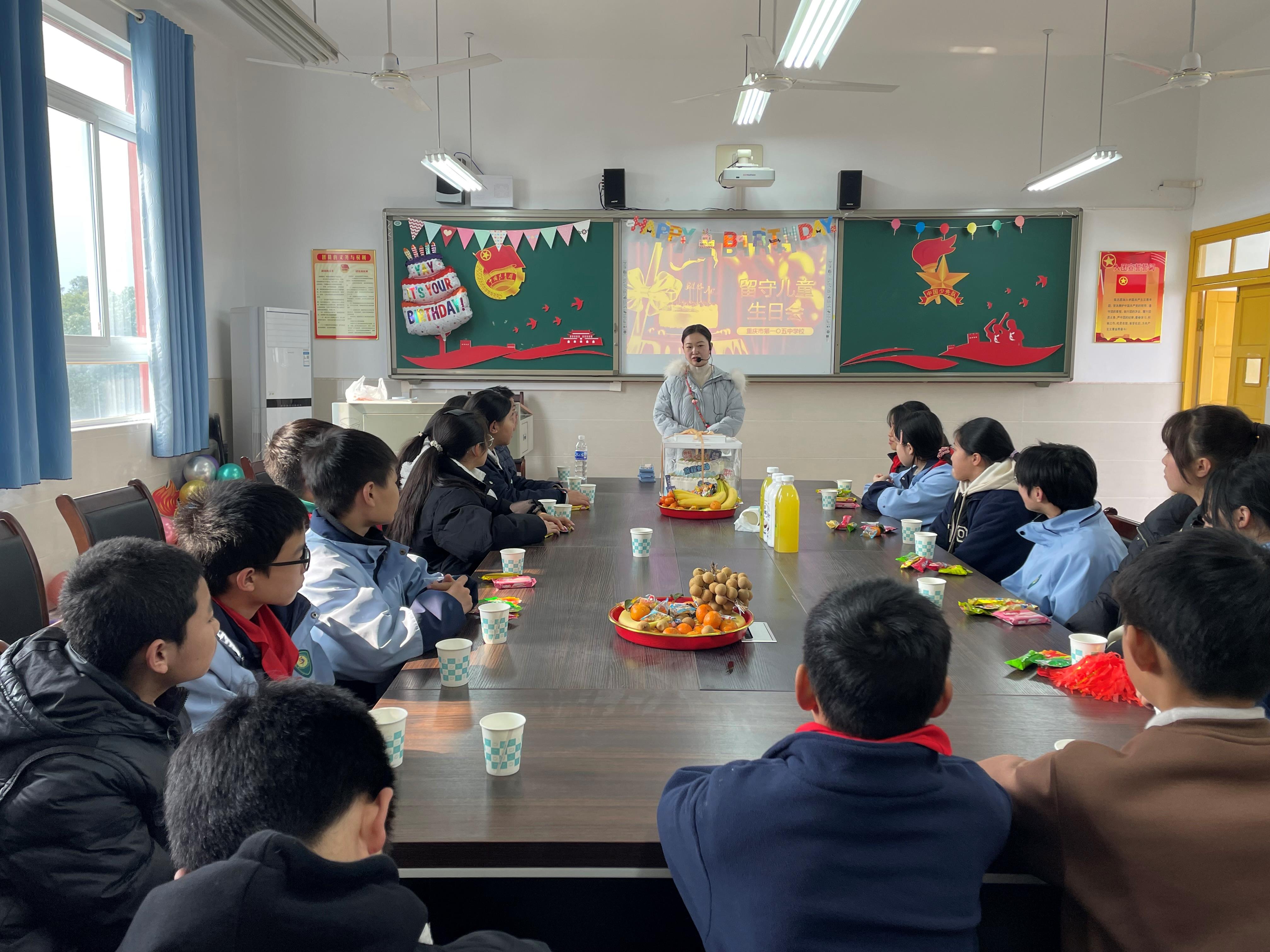 1735787325218911.jpg 12月31日,重庆市万盛经开区一〇五中学校关工委为学校开展“情暖元旦节·有爱不孤单”留守儿童过集体生日。.jpg