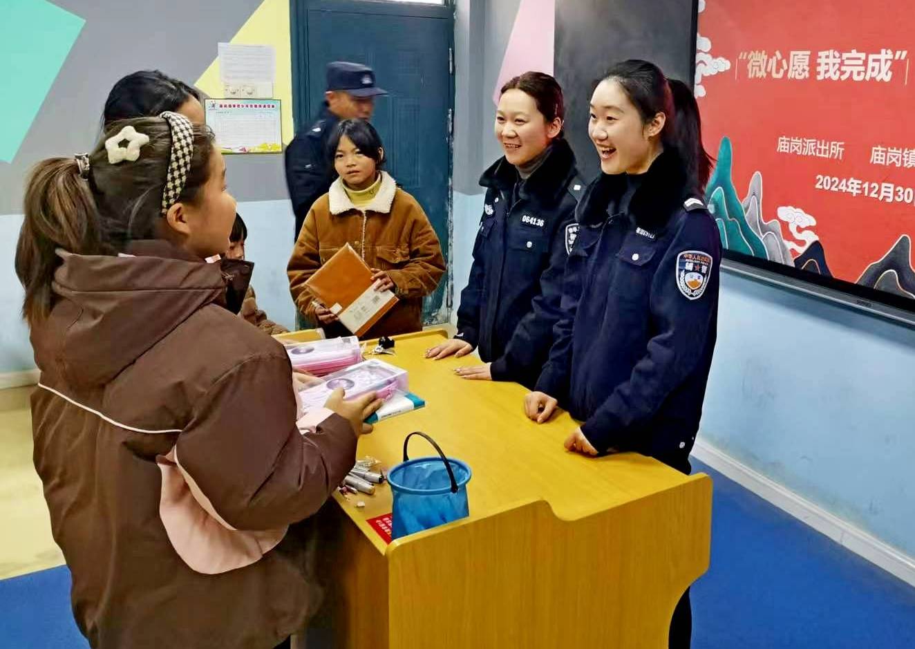 1735868258601306.jpg 巢湖市庙岗镇中心小学关工委联合庙岗镇派出所开展“微心愿 我完成”慰问帮扶活动.jpg