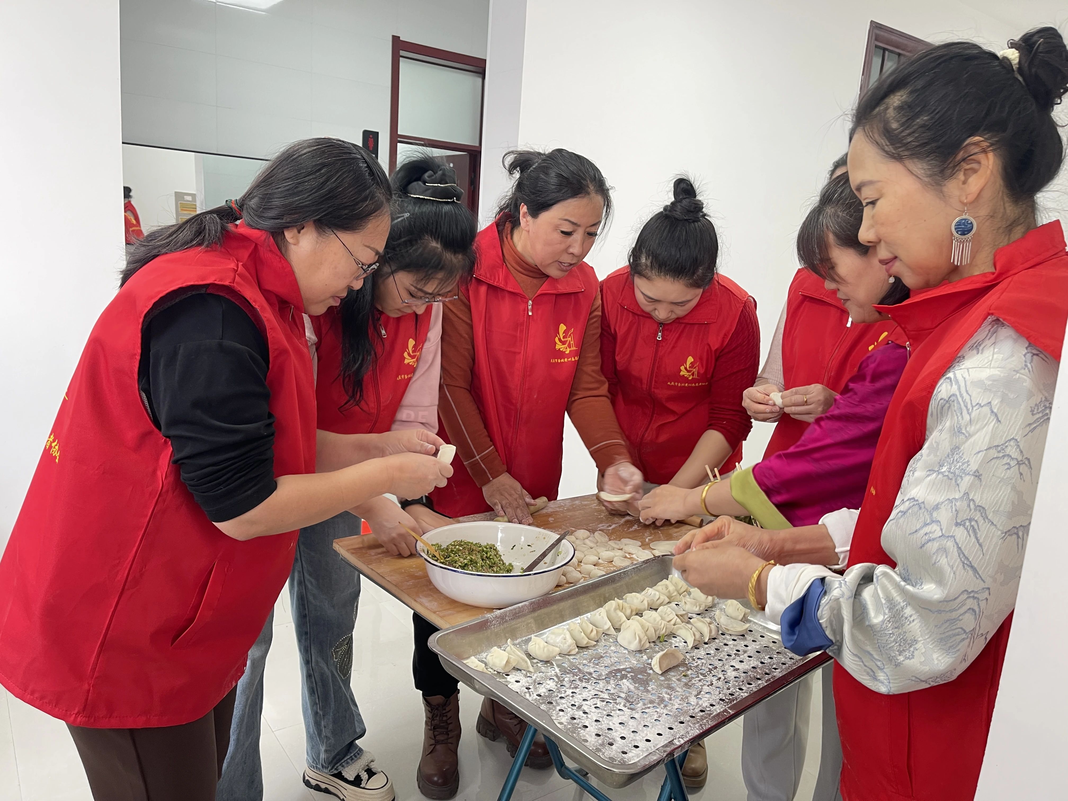 大庆市红岗区干部服务中心关工委组织老年大学舞蹈班师生，与杏北爱心志愿者协会开展“冬日情暖 饺子飘香”志愿服务活动.jpg