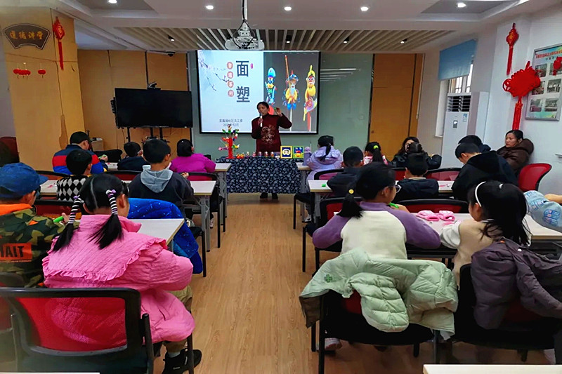 1735876672541925.jpg 江苏省南京市玄武区紫鑫城社区关工委开展了“巧手塑传统,非遗润童心”面塑体验活动(1).jpg