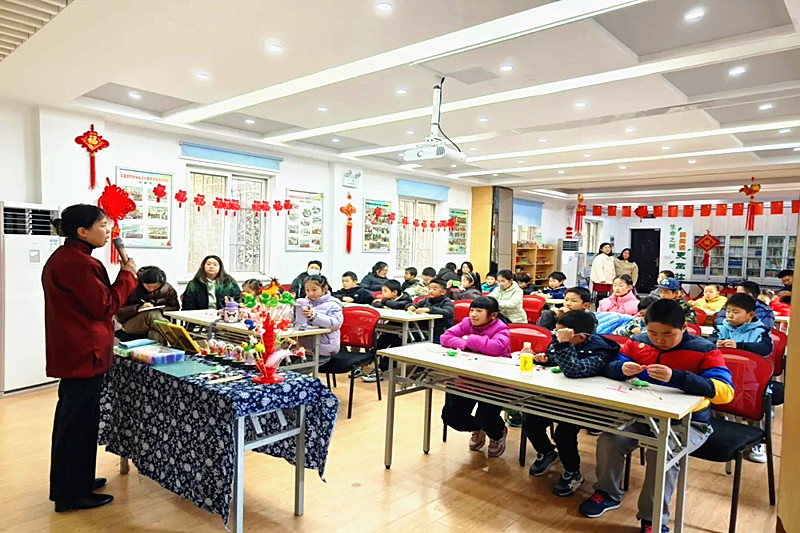 1735876679502181.jpg 江苏省南京市玄武区紫鑫城社区关工委开展了“巧手塑传统,非遗润童心”面塑体验活动(2).jpg