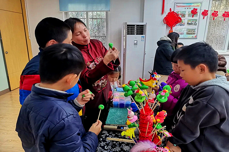 1735876688303614.jpg 江苏省南京市玄武区紫鑫城社区关工委开展了“巧手塑传统,非遗润童心”面塑体验活动(3).jpg
