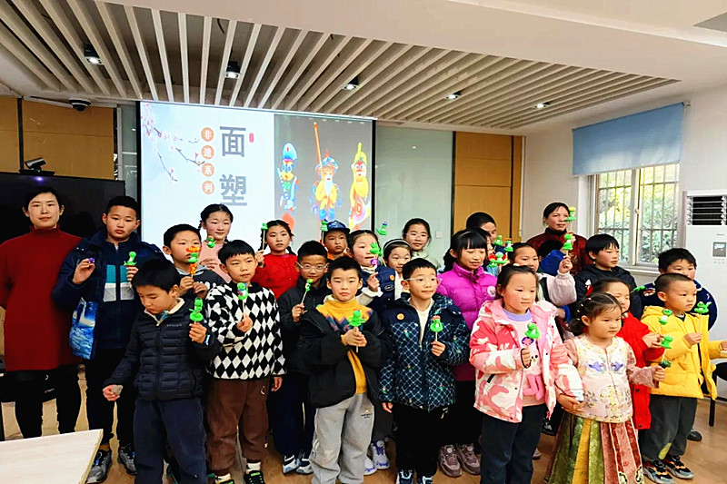 1735876713967408.jpg 江苏省南京市玄武区紫鑫城社区关工委开展了“巧手塑传统,非遗润童心”面塑体验活动(5).jpg