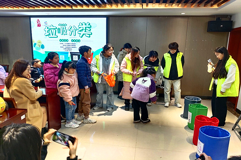 1735948619154178.jpg 江苏省南京市江北新区大厂街道扬子第三社区开展垃圾分类主题宣讲活动(2).jpg