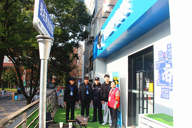 1736259293428982.jpg 玄武湖街道关工委联合组织“五老”开展网吧义务监督活动(5).jpg