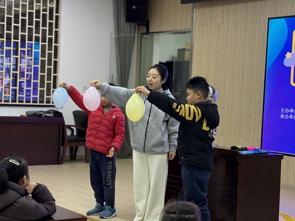1736297216148596.jpg 静远社区“我和妈妈学科学”系列之反重力实验活动5_副本.jpg