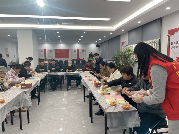 2024年12月20日，金绿洲社区新时代文明实践站、关工小组组织开展“饺子飘香情意浓 ，团圆冬至暖心间”迎冬至包饺子活动。1.jpg