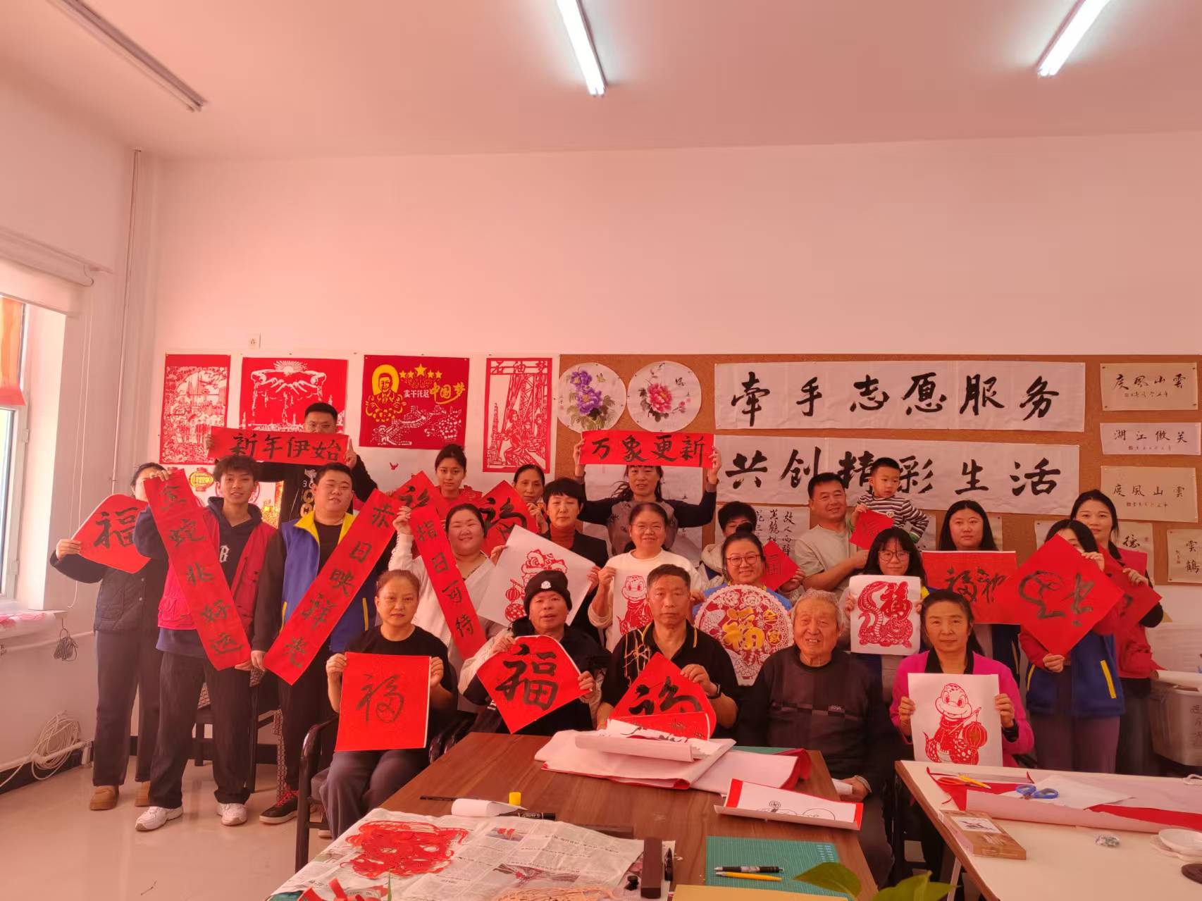 黑龙江省大庆市红岗区杏南街道红杏社区关工小组开展“剪彩迎春红杏笑，福满社区墨韵香”迎新春活动 (3).jpg