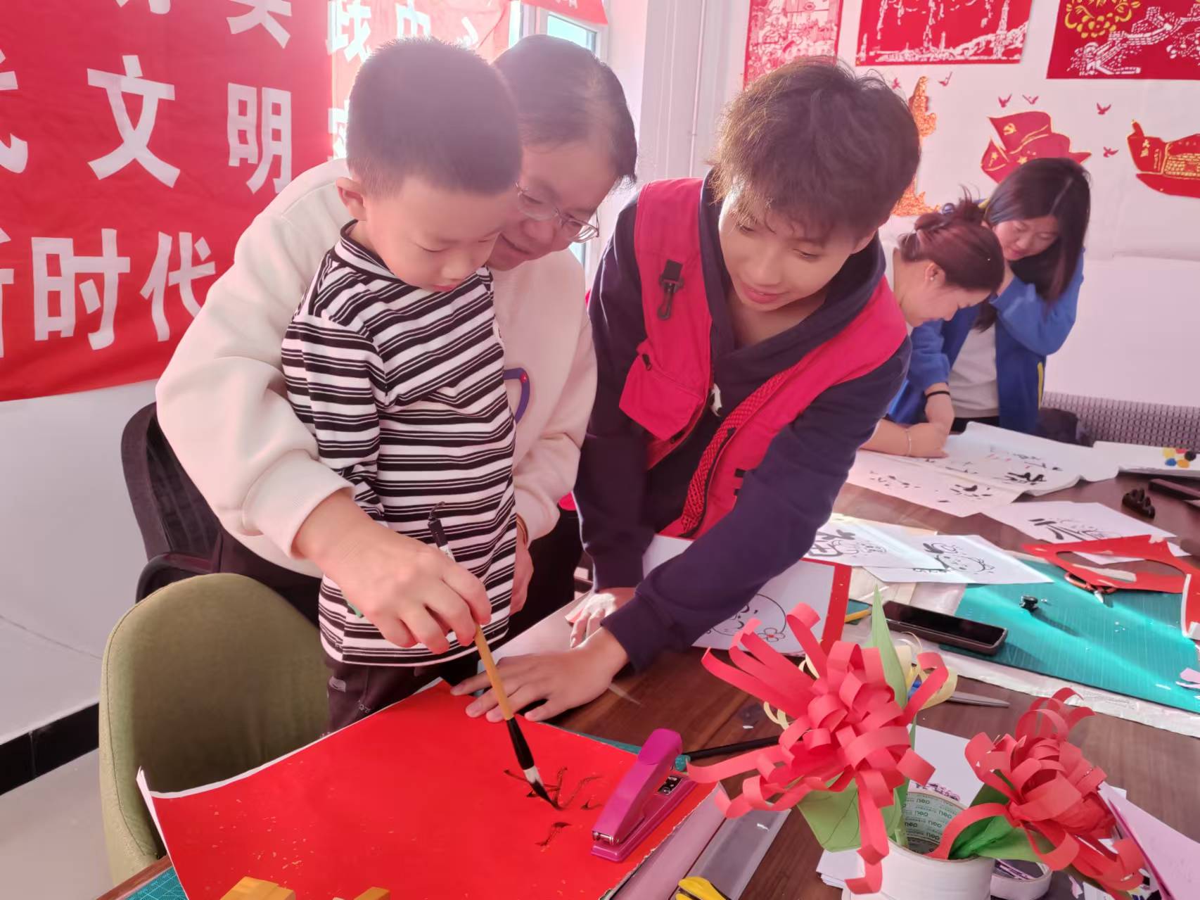 黑龙江省大庆市红岗区杏南街道红杏社区关工小组开展“剪彩迎春红杏笑，福满社区墨韵香”迎新春活动 (1).jpg