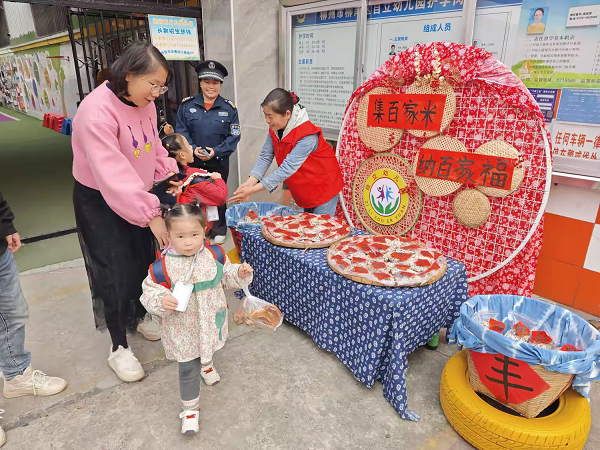 1736821289704832.png 1月7日,柳州市柳南区车辆厂东社区关工小组联合卫健、综治到柳南区自立幼儿园开展“浓情迎腊八 粥到暖童心”民俗体验活动(李海雪).png