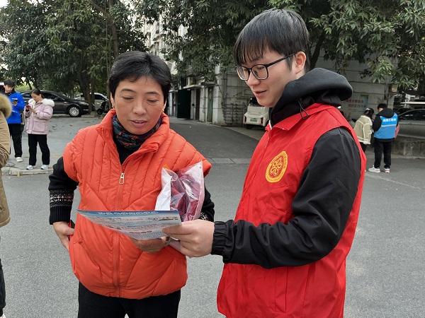 1736821831821207.jpg 1月8日,柳南区河西街道中山花园社区关工小组、新时代文明实践站联合河西派出所共同开展“防范意识于心,反诈行动于行”反诈知识宣传活动1(宁智萱).jpg