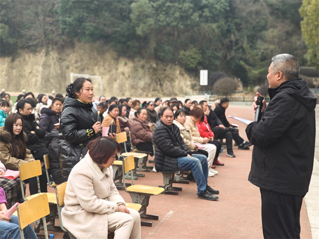与家长互动.jpg