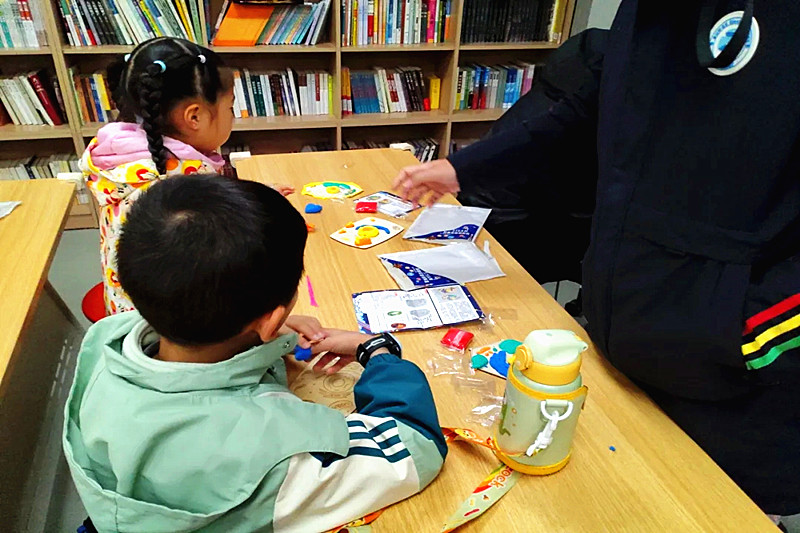 1736859825653306.jpg 江苏省南京市鼓楼区华阳佳园社区关工委组织青少年开展了“细胞工厂”微课堂活动(3).jpg
