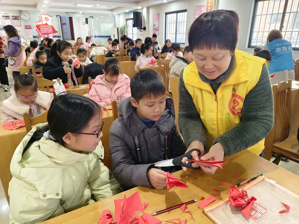 1736927575795540.jpg “五老”志愿者协助小朋友动手折纸1.jpg
