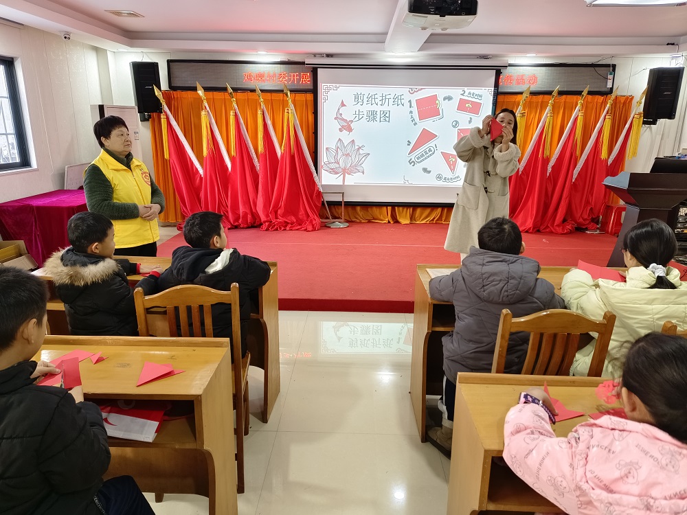 1736927584259290.jpg 老师向青少年介绍折纸步骤1.jpg