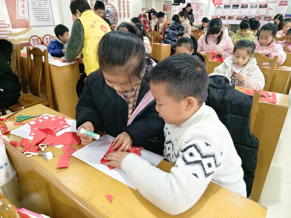 1736927592281320.jpg 青少年们互相帮助1.jpg