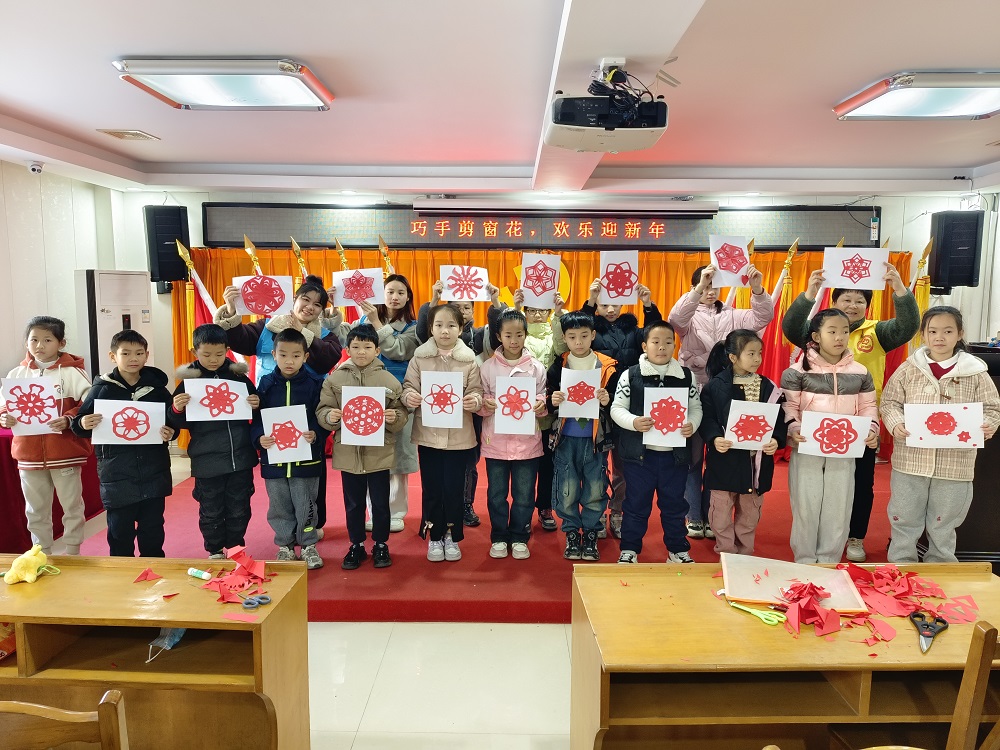1736927600818067.jpg 活动结束青少年们手持作品合影留念1.jpg