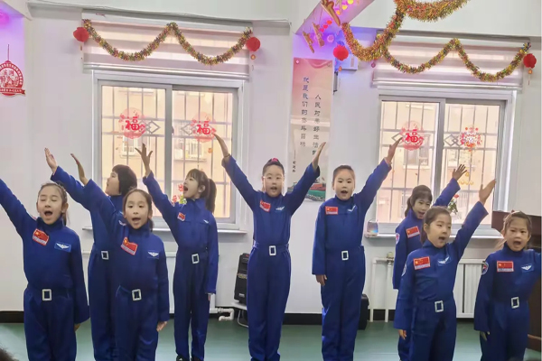 幸福社区小学生表演我向往太空.jpg