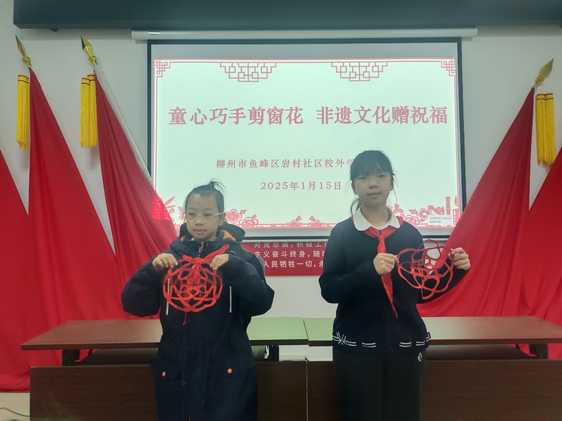 青少年展示剪纸.jpg