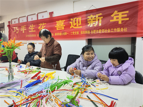 1737015897833141.jpg 巧手生花 喜迎新年.jpg