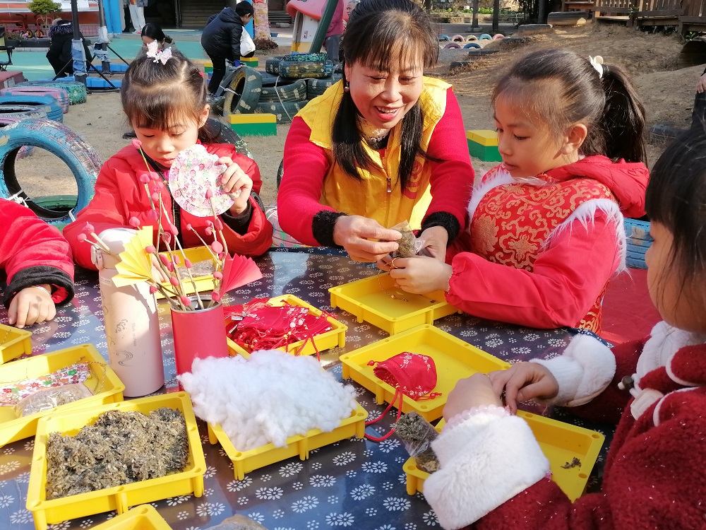 1737020680982965.jpg “五老”和孩子们DIY吉祥香囊1.jpg