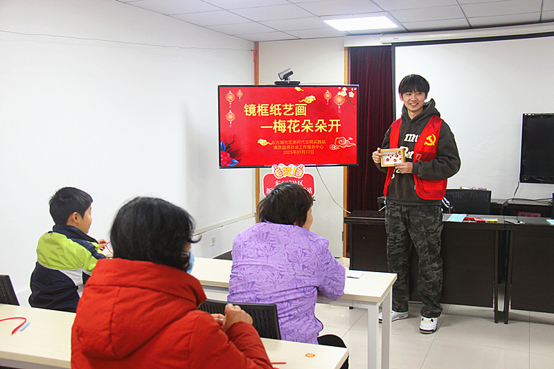 1737331016978417.jpg 玄武区玄武湖街道东方城社区老年体协开展“镜框纸艺画——梅花朵朵开”手工制作活动 (1).jpg