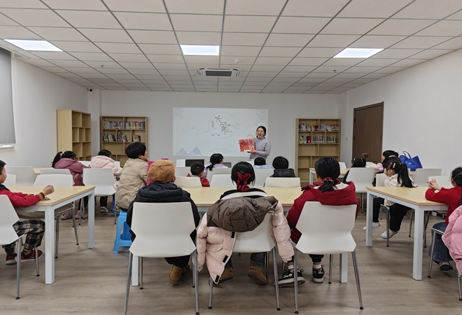 震泽镇八都社区大寒迎新春 剪纸贴年红2.jpg