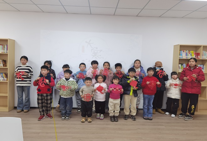 震泽镇八都社区大寒迎新春 剪纸贴年红.jpg