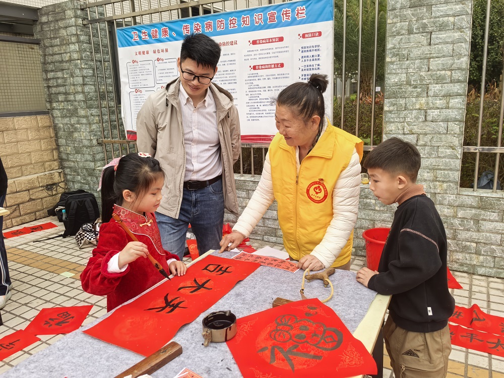 1737710298166925.jpg “五老”志愿者一边给小朋友讲春联的来历和寓意 一边指导小朋友写对联1.jpg