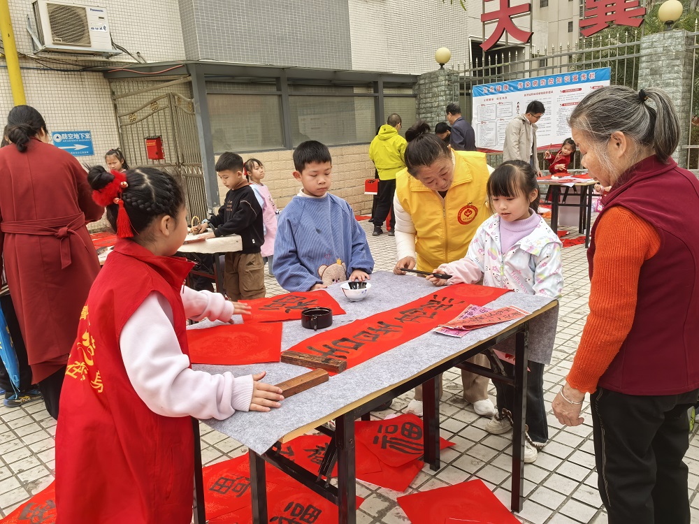 1737710305929014.jpg “五老”志愿者正在协助小朋友写对联1.jpg