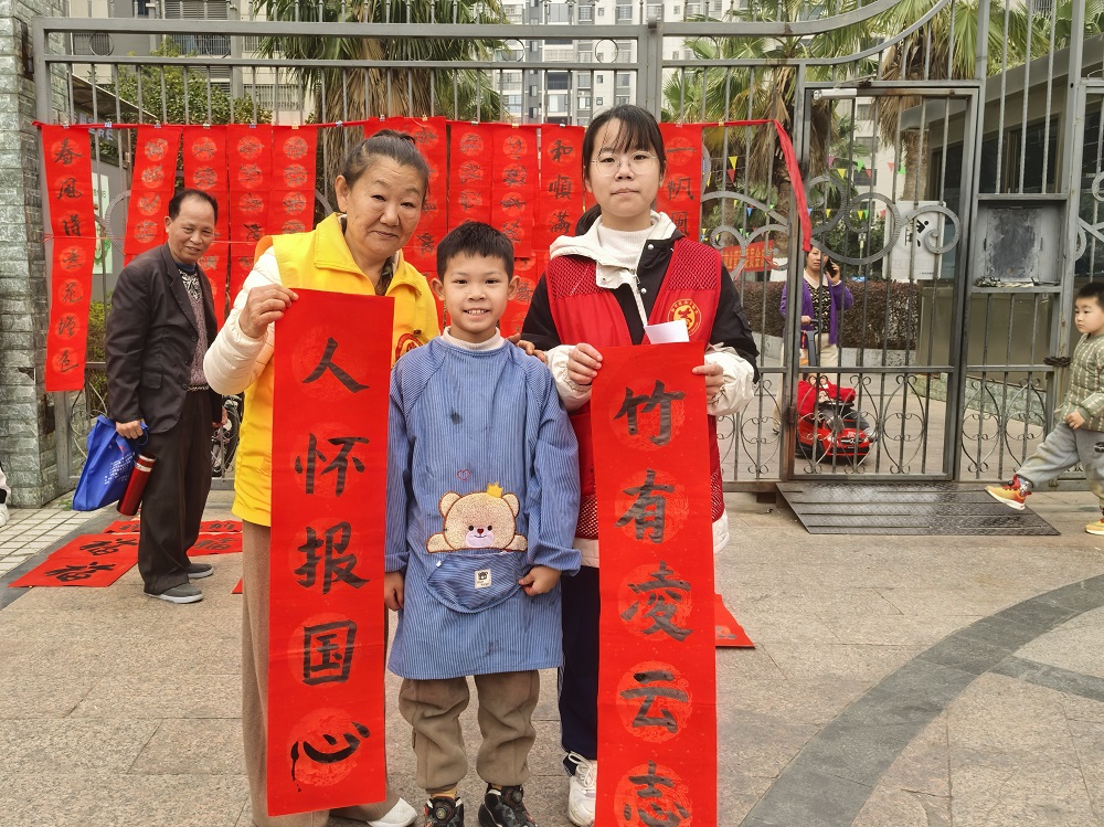 1737710312659771.jpg 小书法家在展示自己写的爱国春联1.jpg