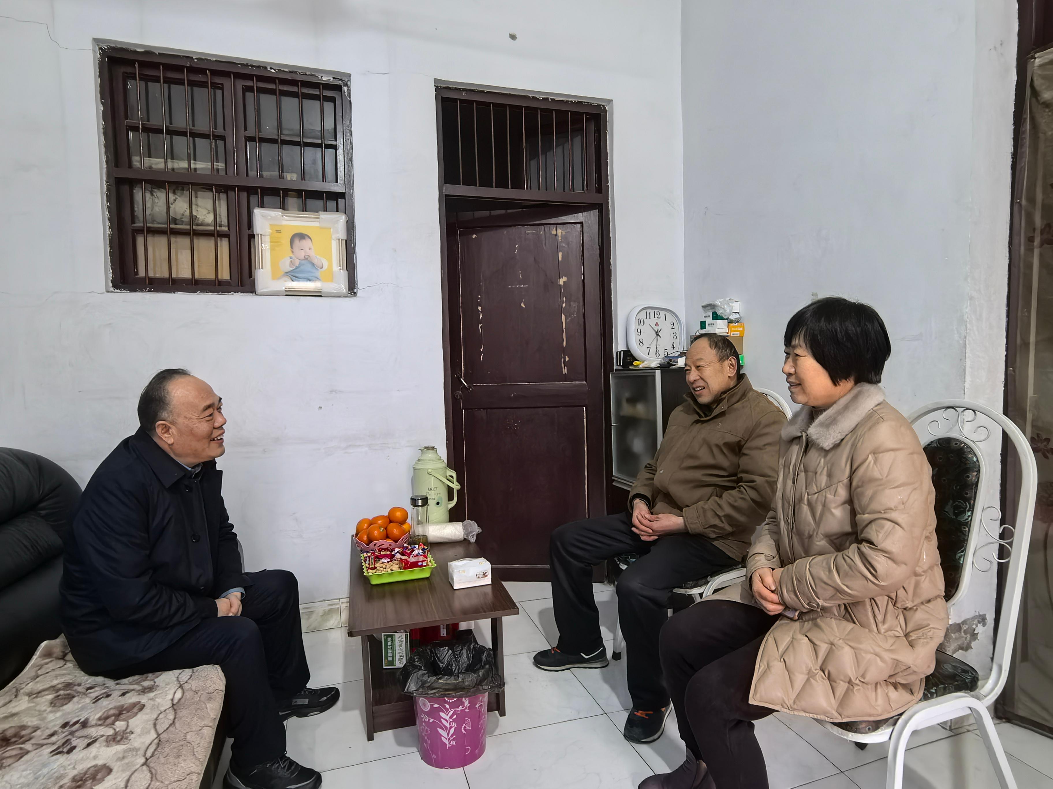 1737861706937681.jpg 安徽省阜阳市阜南县领导走访慰问 关工“五老”2(1).jpg