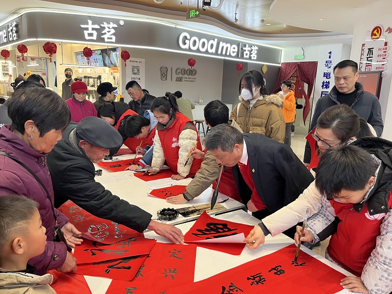 1737878155724476.jpg 残联写春联 (2).JPG