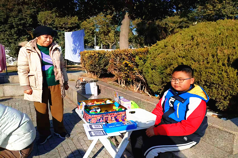 1737892361918923.jpg 江苏省南京市建邺区南苑街道兴达社区组织青少年开展“迎新春”爱心义卖活动 (3).jpg