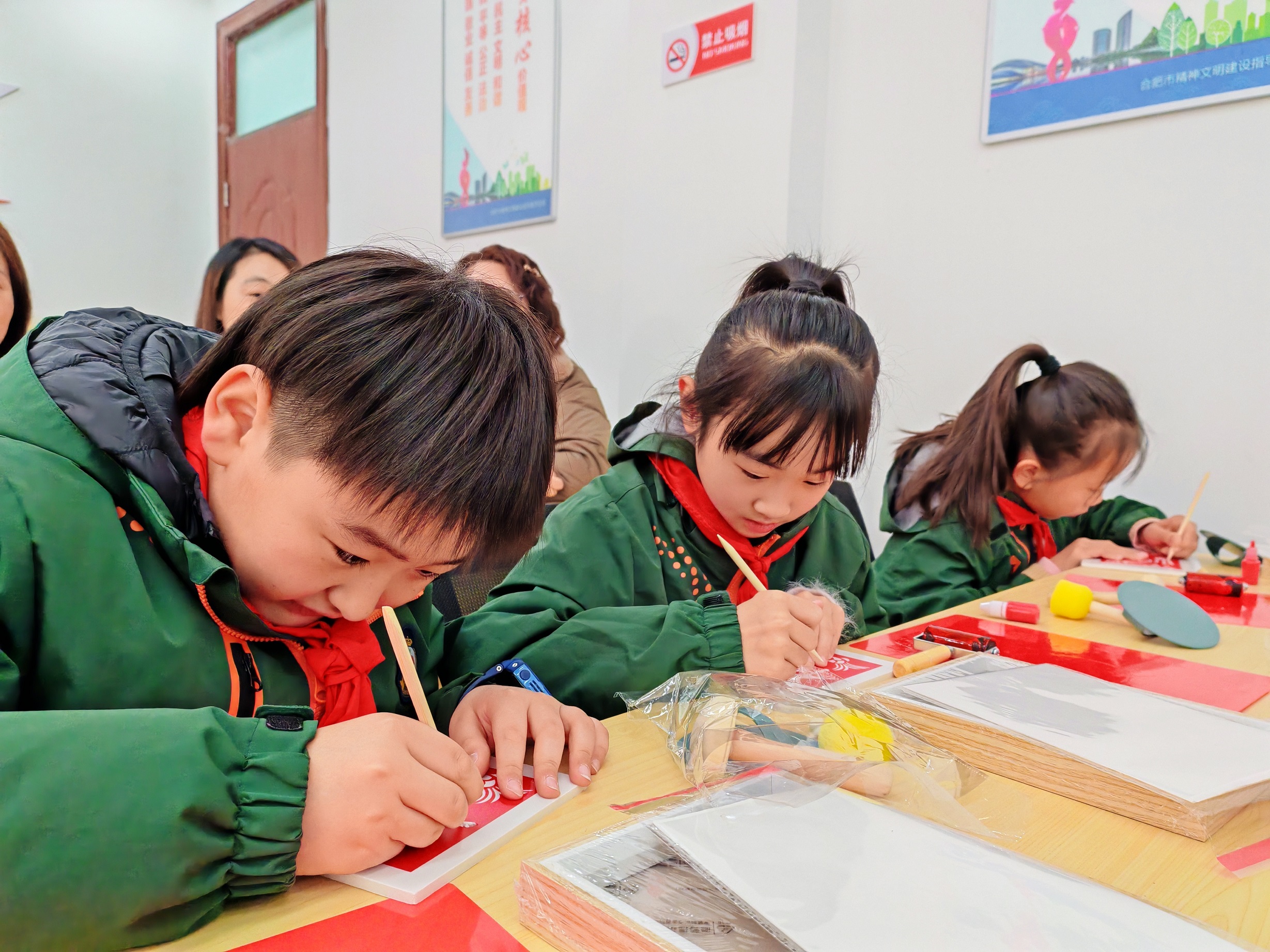 1737937294355291.jpg 专心雕刻2.jpg