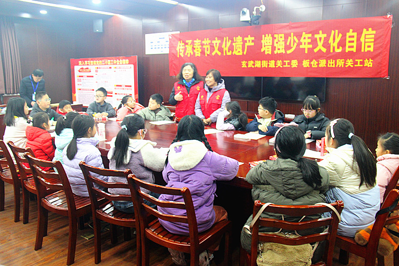 1738022343981278.jpg 玄武区玄武湖街道关工委联合开展“非遗文化共传承”迎春节活动 (4).jpg