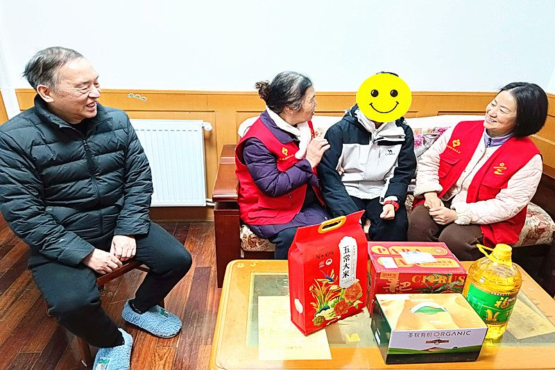 1738022632764905.jpg 玄武湖街道关工委联合开展春节走访慰问困境学生“爱心”行动 (4).jpg