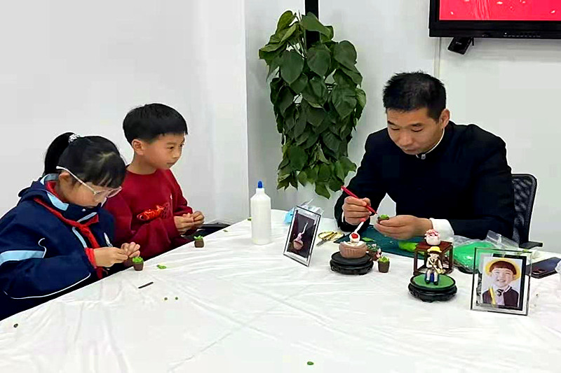 1738231700777221.jpg 江苏省南京市玄武区唱经楼社区关工委联合开展“非遗润童心,新春送祝福”非遗文化传承活动(1).jpg