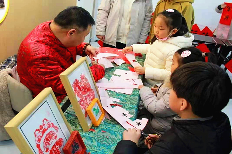 1738231708284747.jpg 江苏省南京市玄武区唱经楼社区关工委联合开展“非遗润童心,新春送祝福”非遗文化传承活动(2).jpg