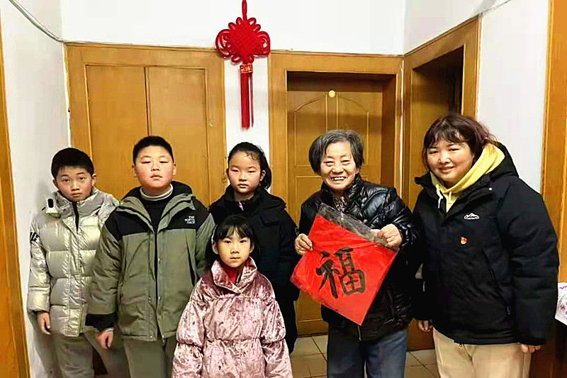 1738231739606327.jpg 江苏省南京市玄武区唱经楼社区关工委联合开展“非遗润童心,新春送祝福”非遗文化传承活动(5).jpg