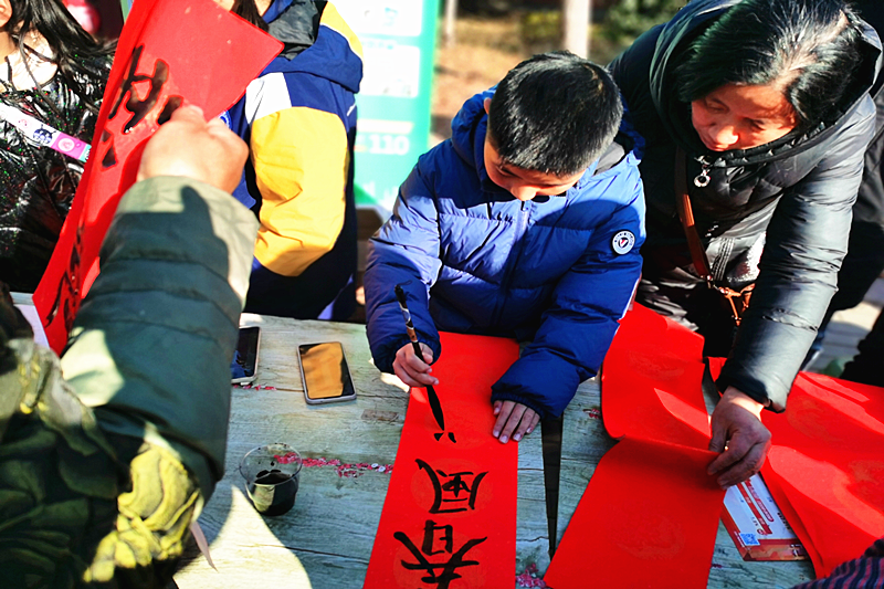 1738304698639002.png 江苏省南京市溧水区永阳街道中山路社区关工委开展“福至社区传温情,老少同书贺新春”写春联活动(2).png